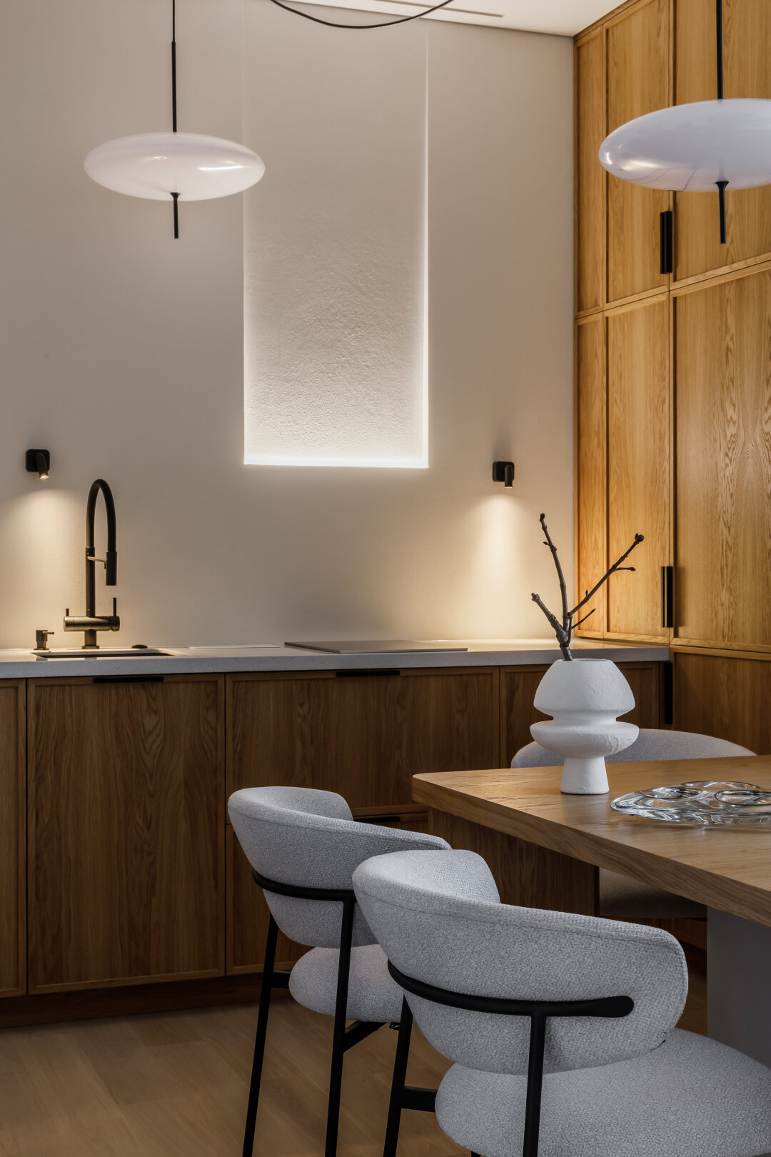 Встроенные в стену лаконичные лампы освещают рабочую зону на кухне