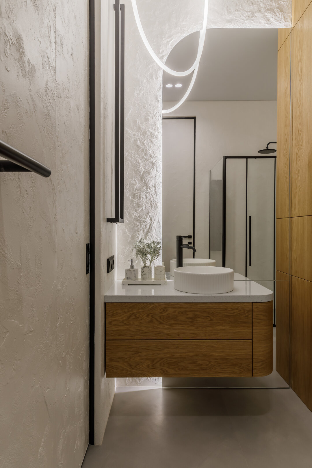 Декоративное покрытие на стене ванной придает пространству больше воздуха