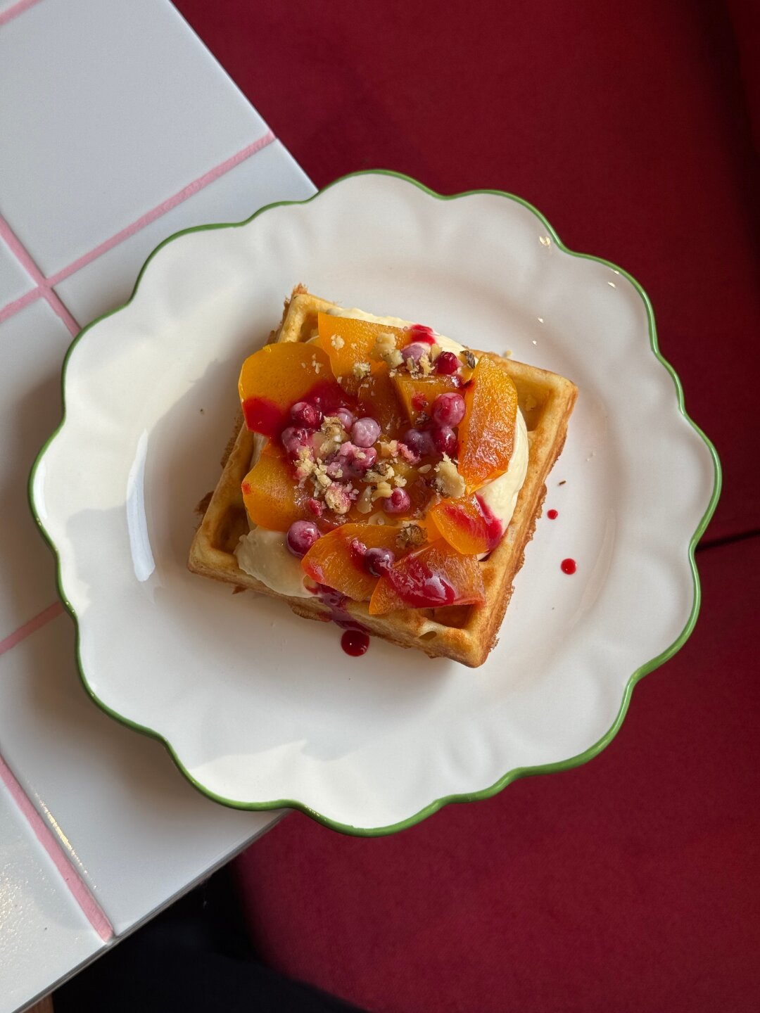 Вафля с хурмой, брусникой и ванильным кремом в «Ланчах-Бранчах»