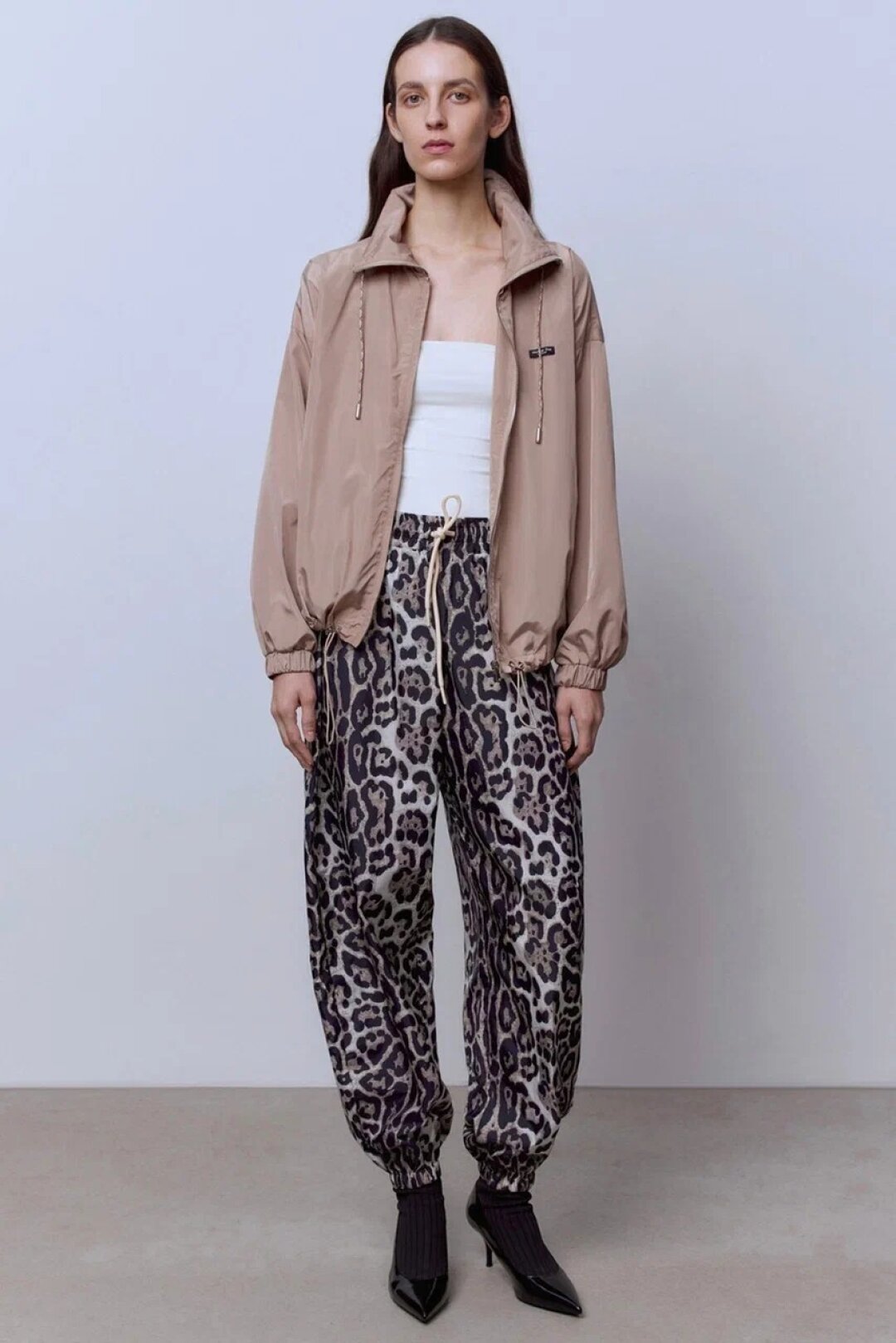 Лео-джоггеры History One