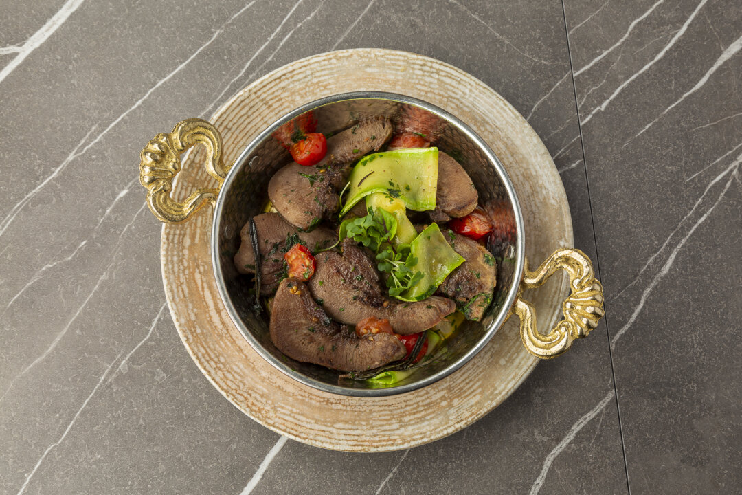 Язычки ягненка, обжаренные с травами и овощами