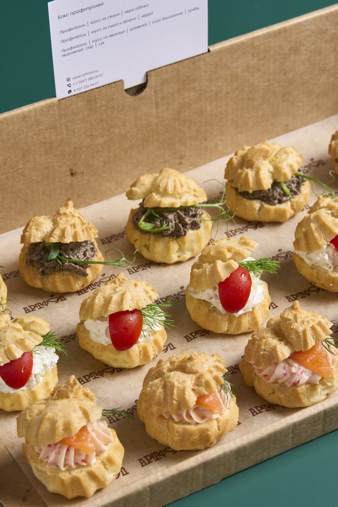 Бокс профитролей с семгой, сыром и зеленью, креветкой и муссом из авокадо