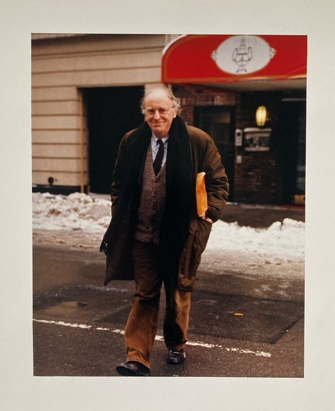 Иосиф Бродский у входа в ресторан «Русский самовар» в Нью-Йорке