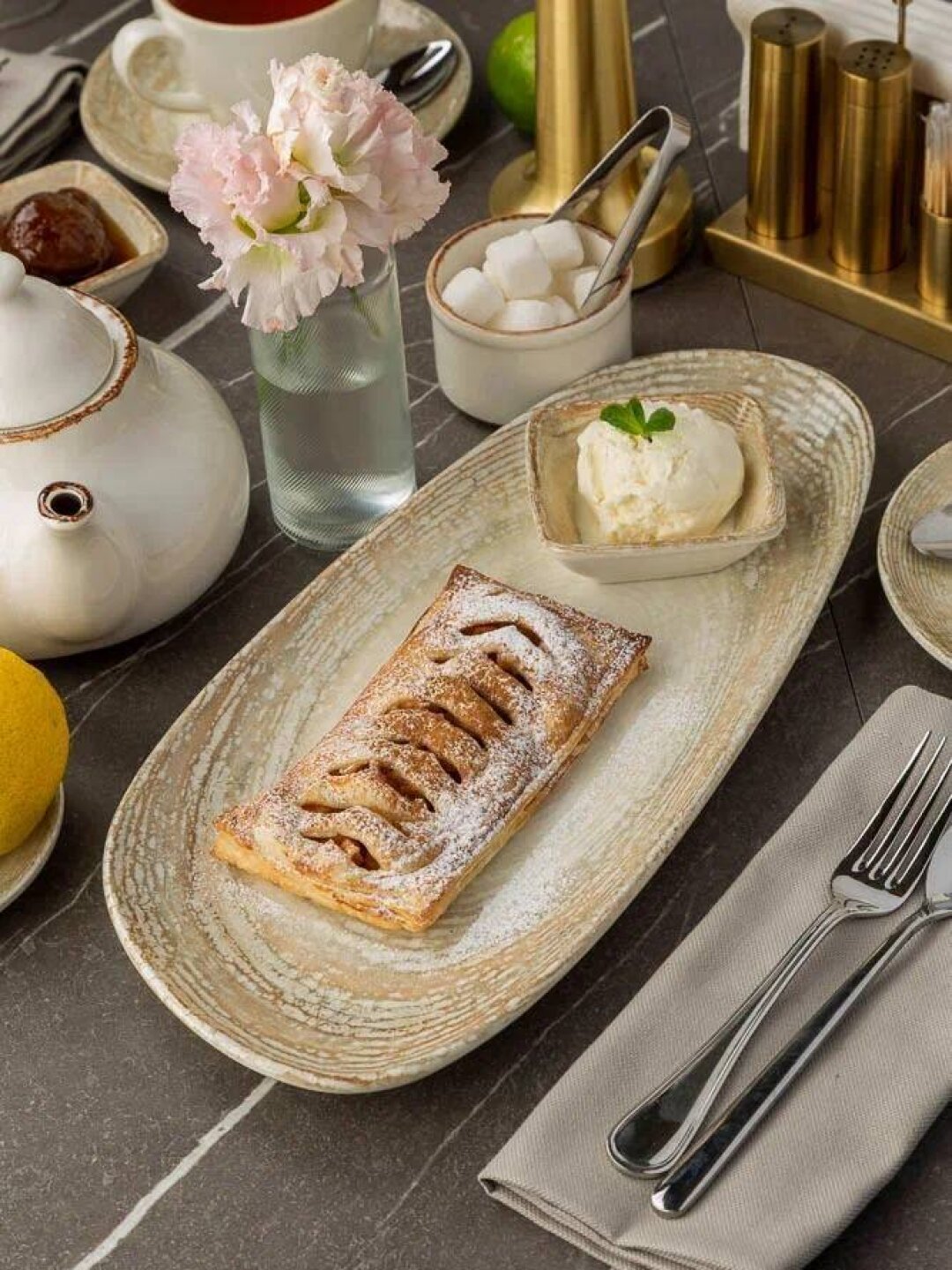 Штрудель с яблоком и корицей в «Наири»