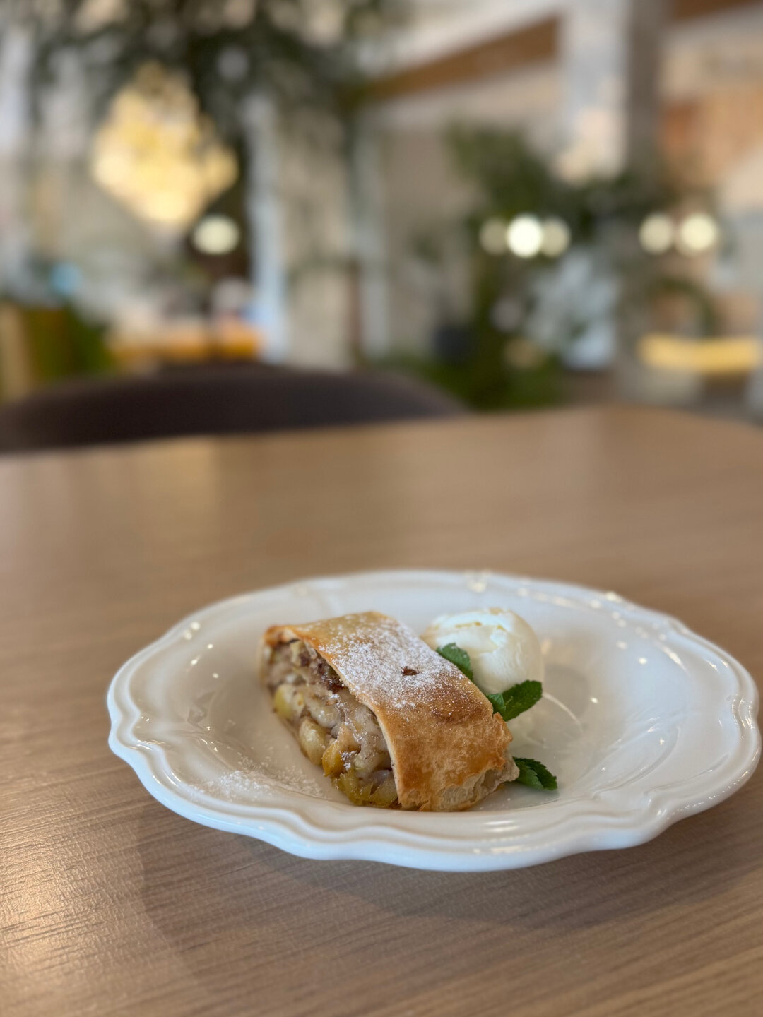 Яблочный штрудель в Aura Kitchen&Bar