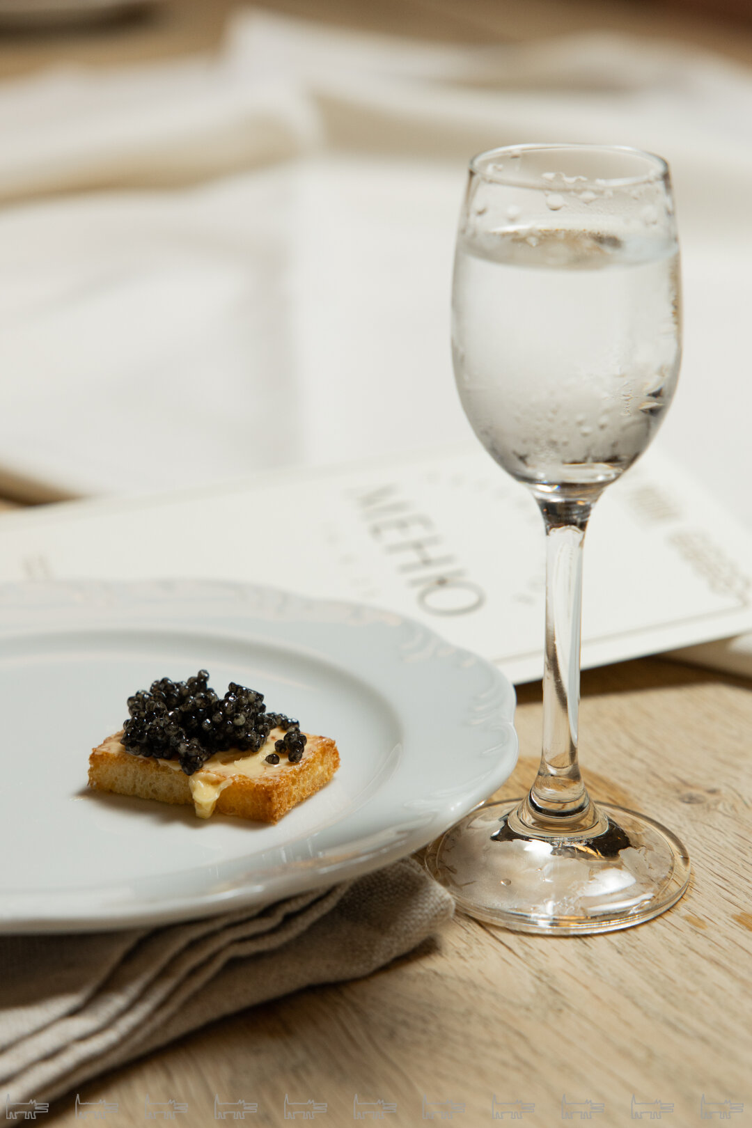 Кростини с черной икрой и с ледяной стопкой водки