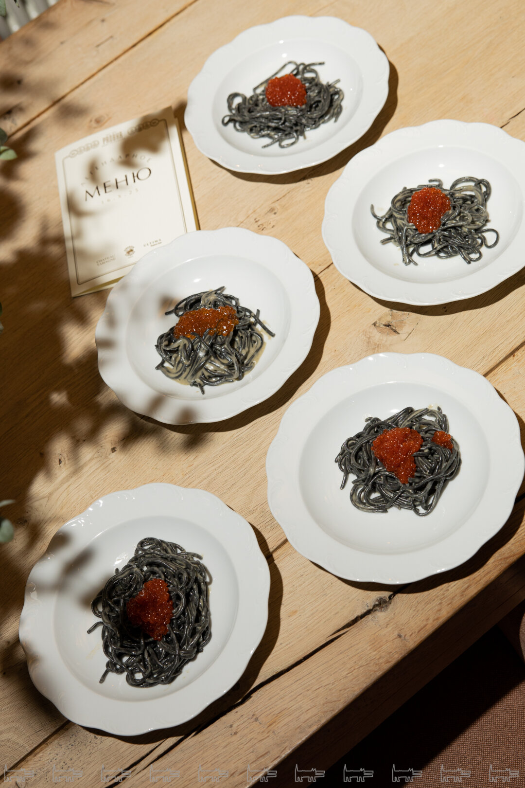 Тальолини с чернилами каракатицы и красной икрой