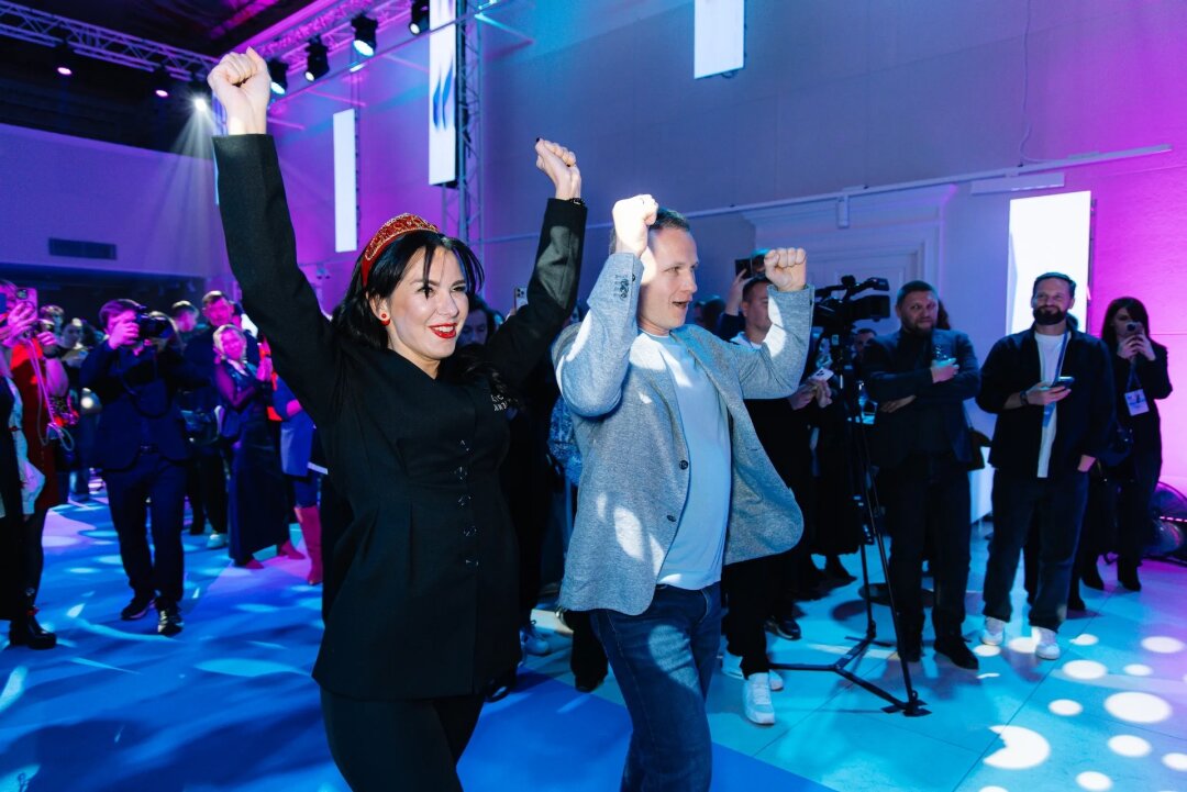 Одни из победителей премии «Многогранность» идут получать памятные статуэтки