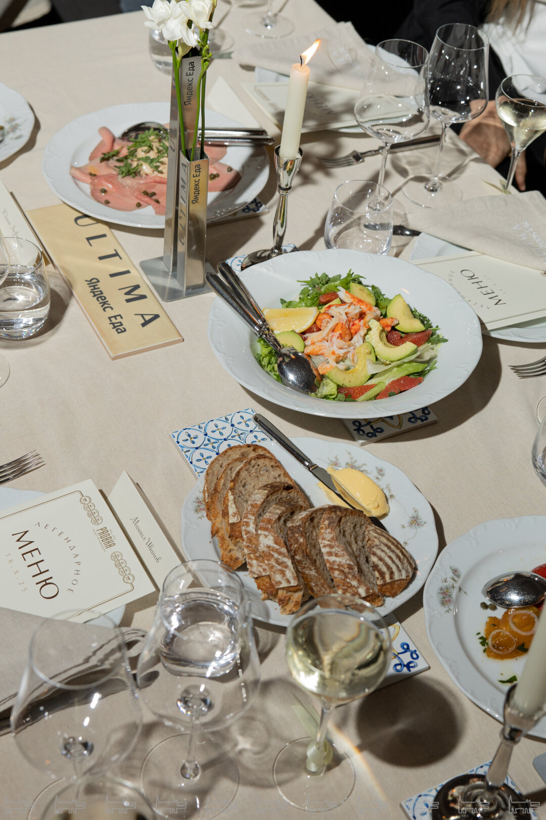 Салат с камчатским крабом, авокадо и грейпфрутом