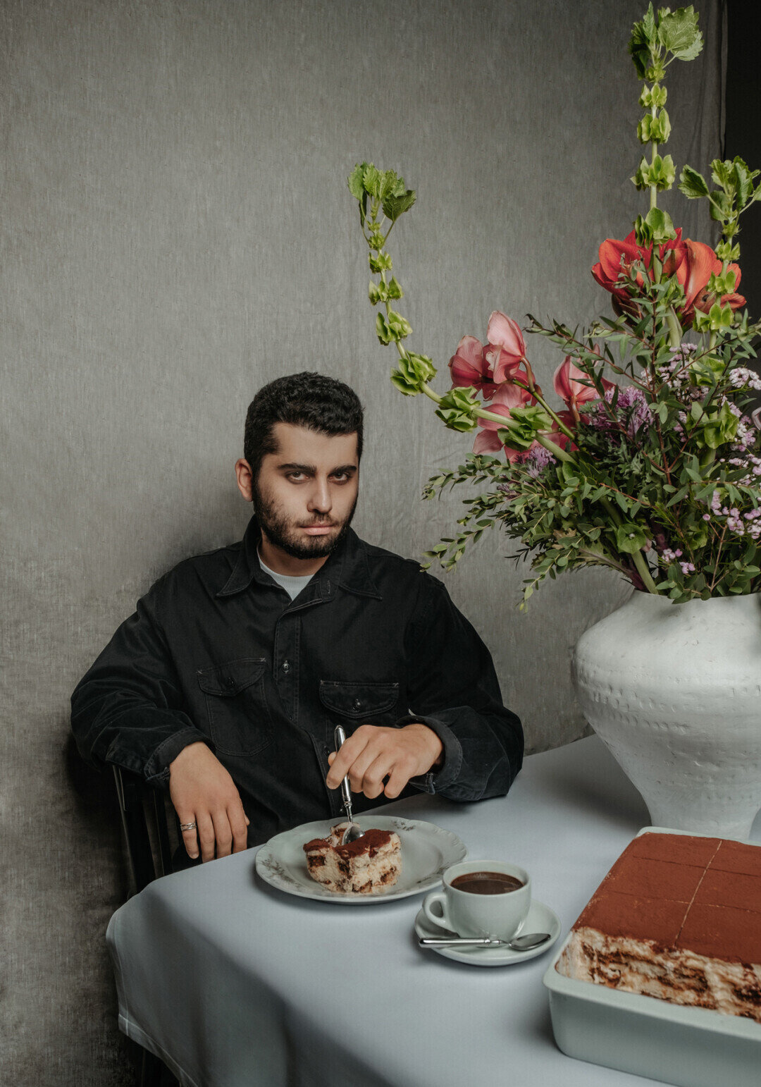 Менеджер Георгий Исраелян (aka «Гоша из “Пробки”» и участник номинации «Лучший флортендер» премии «Что где есть в Петербурге» — 2022!) и десерт