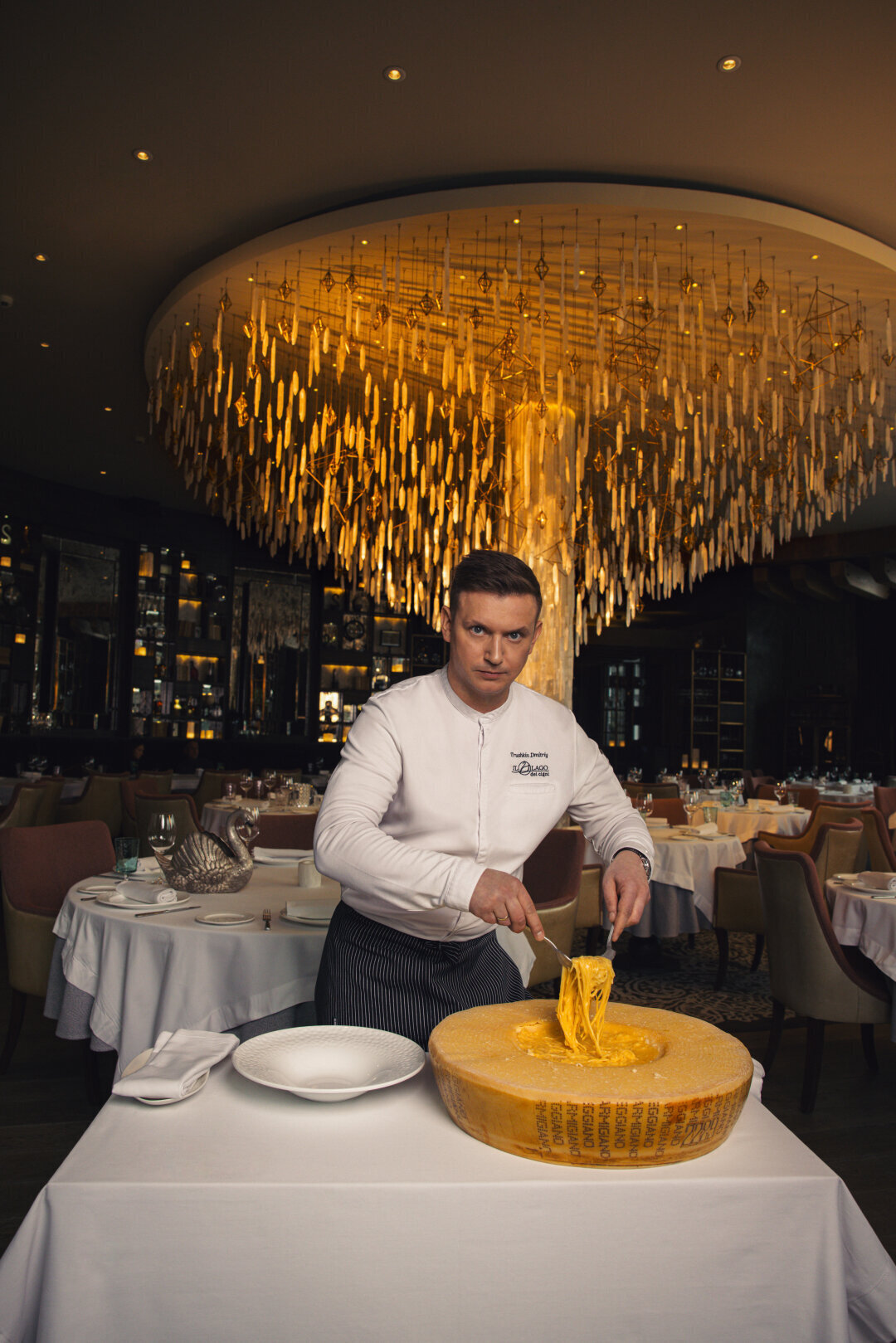 Шеф-повар Il Lago dei Cigni Дмитрий Трушкин и команда изготовили почти 80 тысяч порций пасты в голове сыра