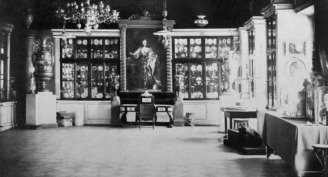 Коллекция сервиза Императорского фарфорового завода николаевской эпохи