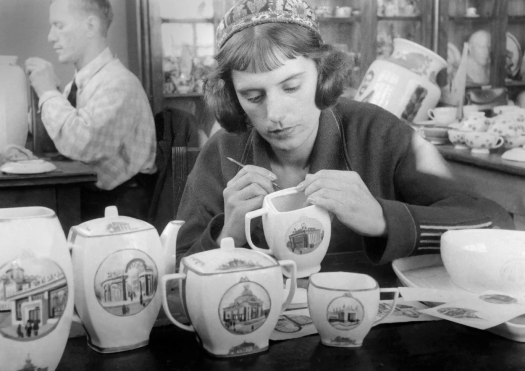 Работа художницы Анны Яцкевич над росписью сервиза на Императорском фарфоровом заводе в 1940-е годы