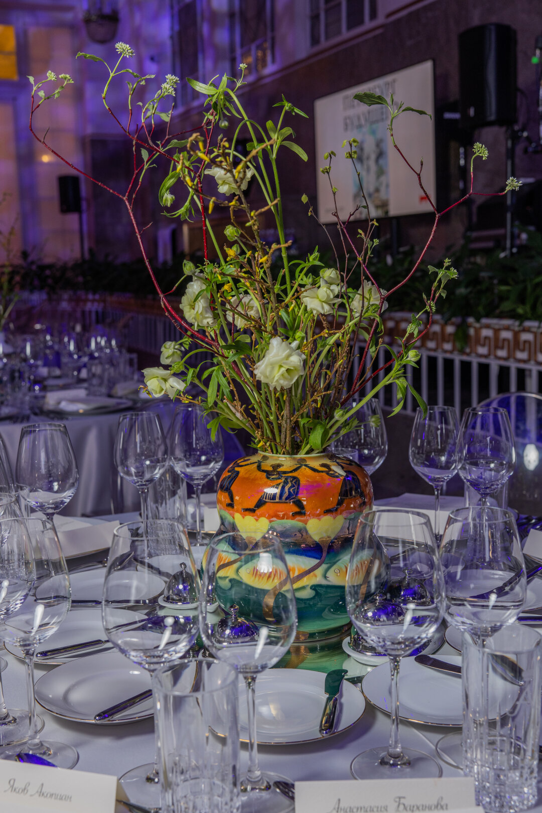 Ваза в подглазурной технике художницы Нины Троицкой украшает премию «Петербург будущего» — 2025