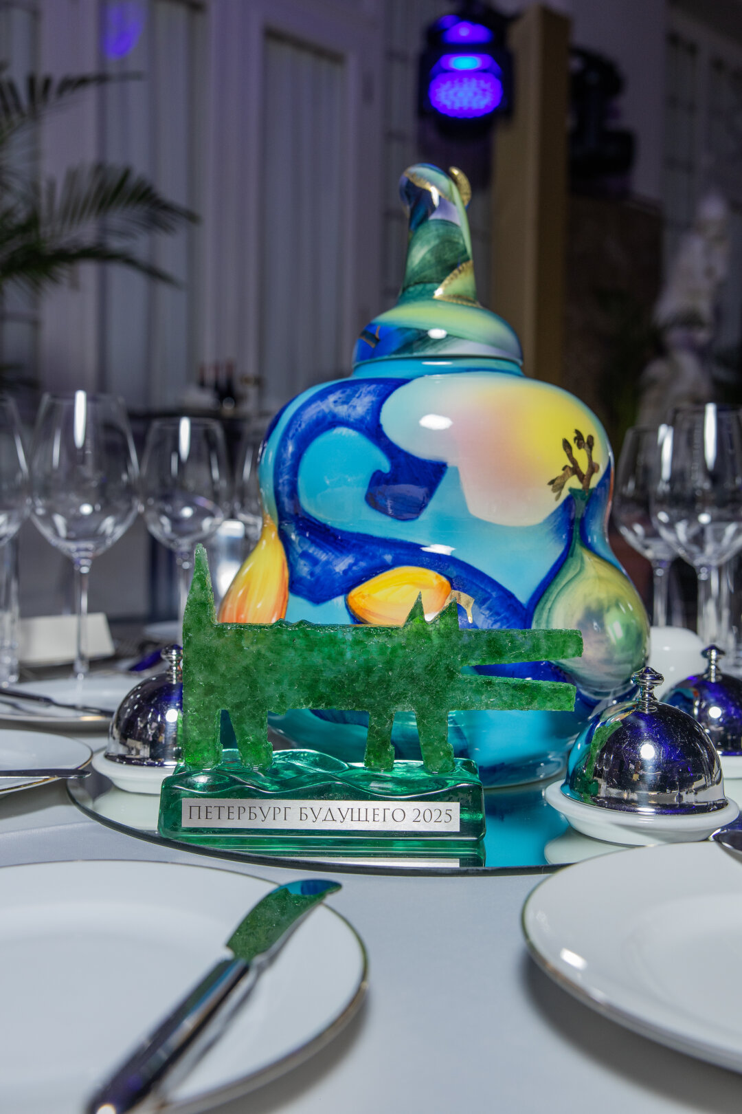 Ваза в подглазурной технике художницы Нины Троицкой украшает премию «Петербург будущего» — 2025