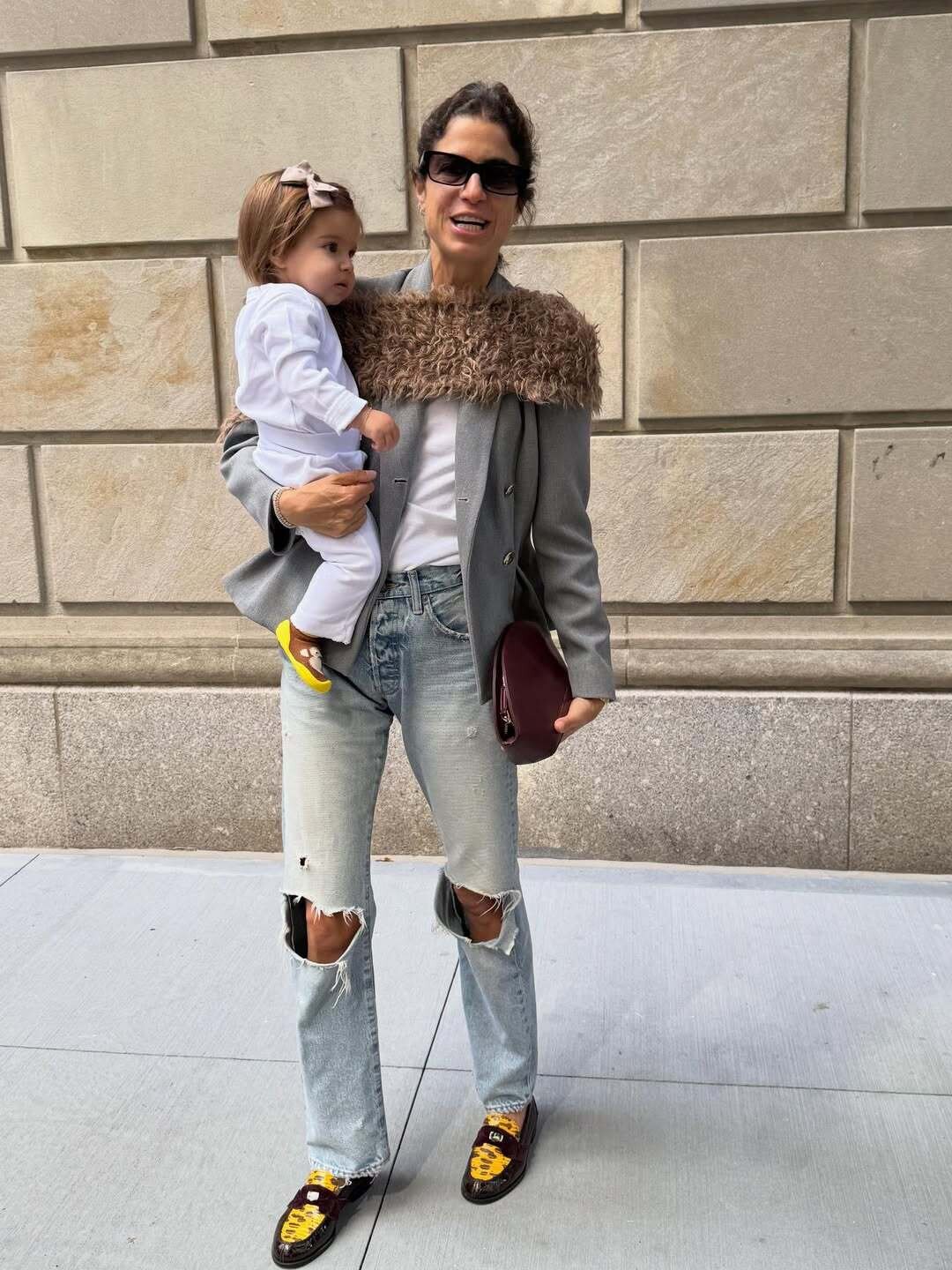 Учимся внедрять мех в кэжуал-луки по канонам профессионального дрессера (и фэшн-редактора нашего сердца!) Леандры Медин — обвязываем кучерявым шарфом