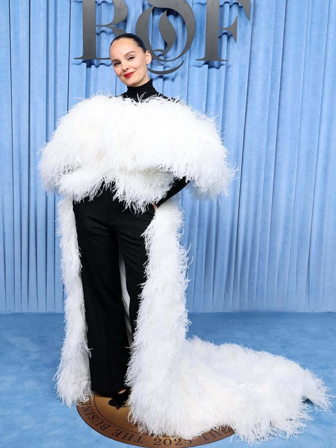 And Just Like That кутюрье-феномен Ксения Подвальная затизерила на красной дорожке Business of Fashion белоснежную накидку из новой коллекции Atelier