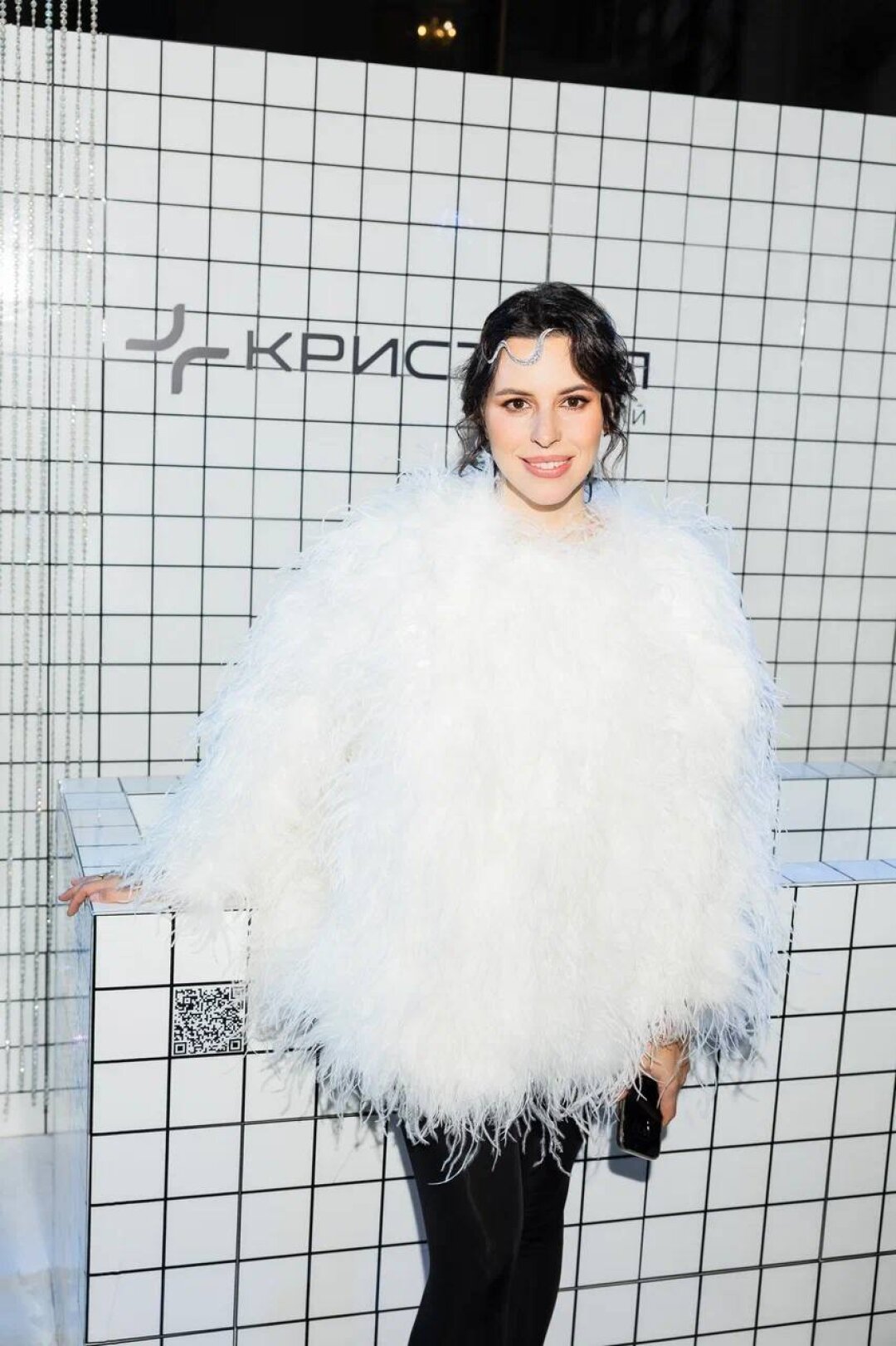 Ювелирное вау-комбо от третьего админа «Аниглянца» Наталии Архангельской: кокон из белых перышек + тиара Letters ad Stones в виде голливудской волны