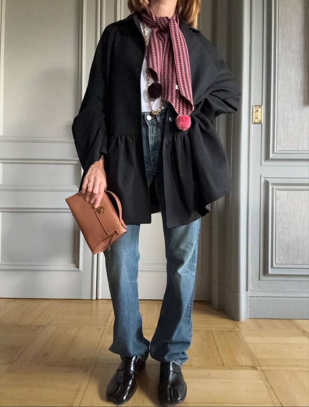 Забираем в вишлист кокетливый шарф с помпонами Бланки Миро и украшаем с его помощью любой базовый лук