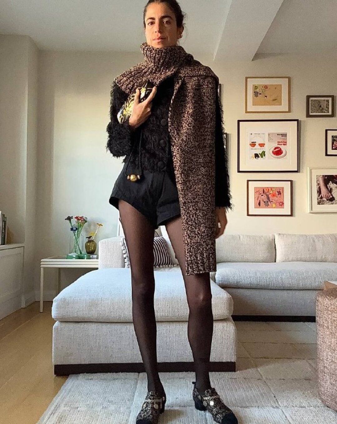 Леандра Медин и ее сложносочиненный шарф-манишка