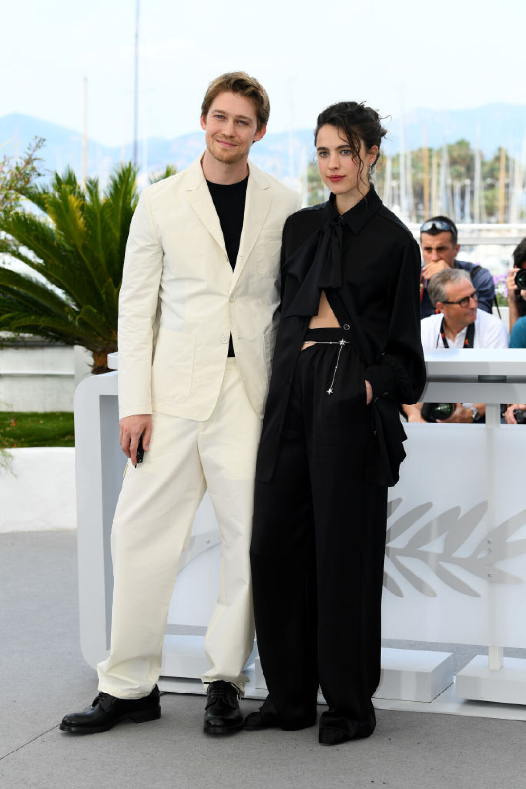 Маргарет Куэлли и Джо Элвин на фотоколле «Звезды в полдень» на Каннском кинофестивале, 2022