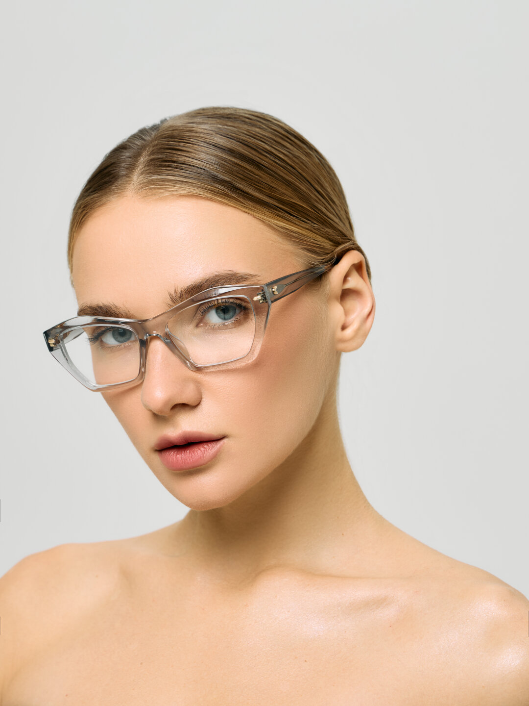 Дано: у Екатерины голубые глаза, русые волосы, крупные и преимущественно мягкие, округлые линии в лице.