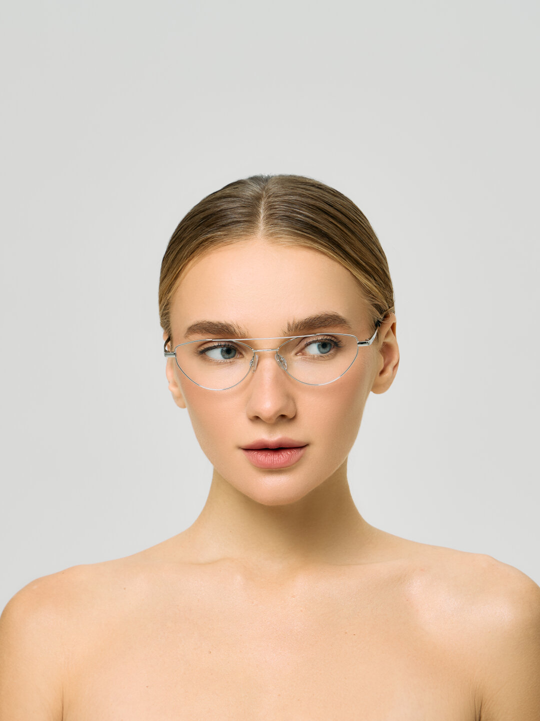 Такая модель может стать как повседневной, так и акцентной позицией в оптическом гардеробе Екатерины, поскольку подобрана по всем стилистическим