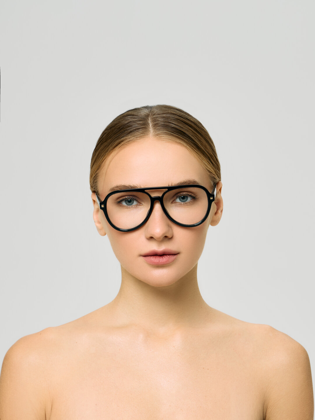 Массивные «авиаторы» — смелое заявление! Выбор тех, кто не боится привлекать внимание. Они по всем стилистическим канонам не подходят Екатерине