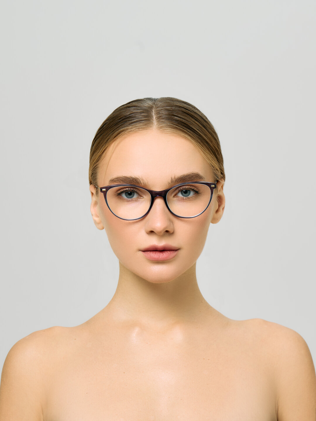 Верно: оправа аккуратно сидит на лице: чуть выходит на линию висков, занимает примерно ⅓ лица, поэтому выглядит гармонично.