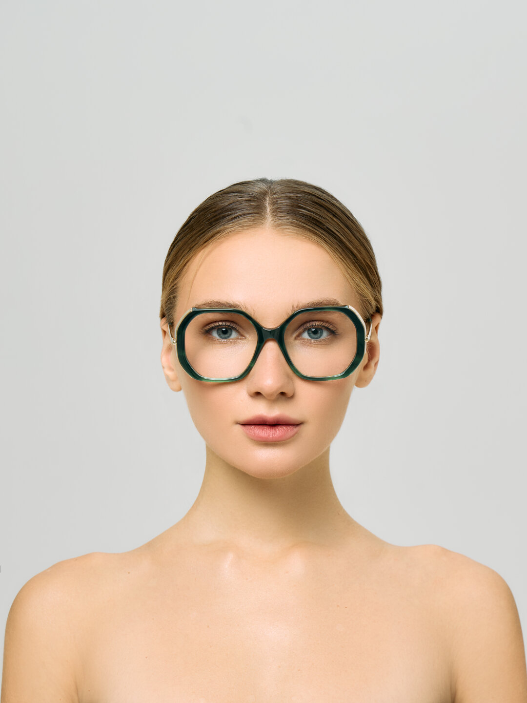 Ошибка: оправа несоразмерна лицу и меняет пропорции.