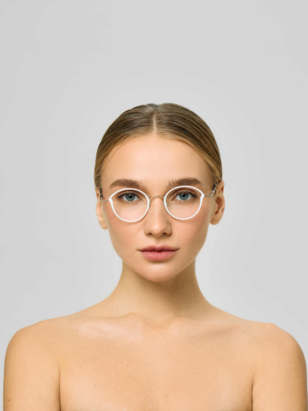 Ошибка: у Екатерины внешние линии - графичные, а внутренние – мягкие. Черты лица – крупные. По размеру и линиям такая оправа ей не подходит: слишком