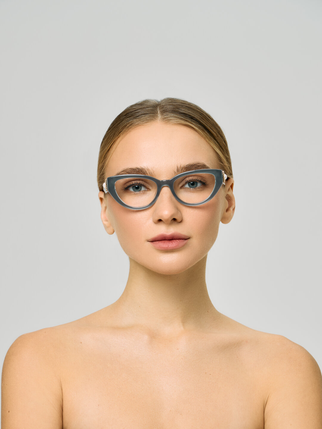 Верно: объемный вариант с заостренными уголками и яркой геометрией вторит линии скул, форме нижней трети лица. Крупные черты лица соразмерны объему