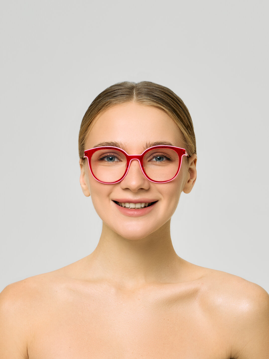 Ошибка: слишком яркая оправа для девушки со средним контрастом внешности. Красный цвет «перекрикивает» природную красоту и может даже подчеркнуть