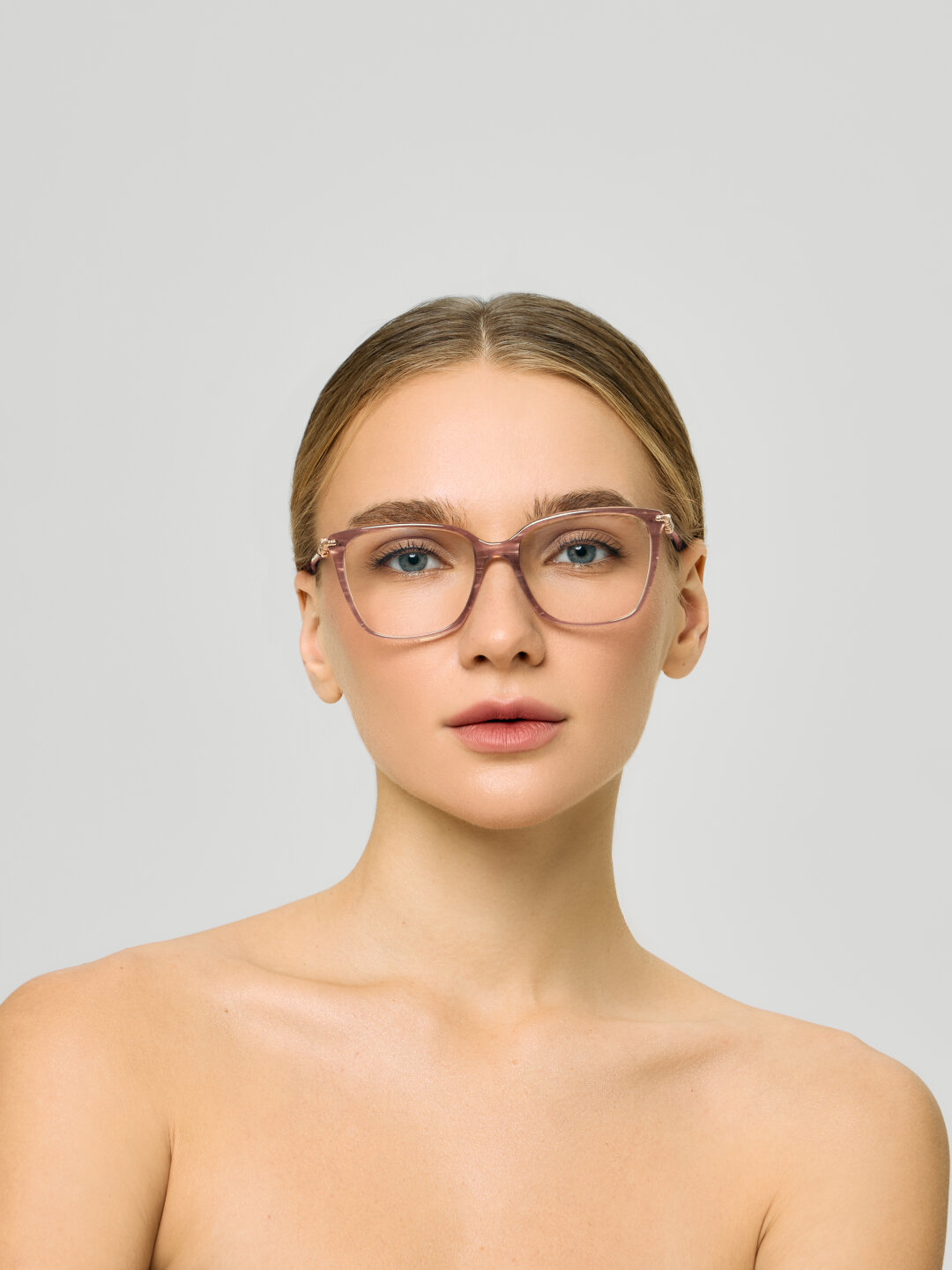 Верно: оправа подчеркивает цвет волос, не «перебивает» цвет глаз, подсвечивает цвет кожи. Рекомендуем!