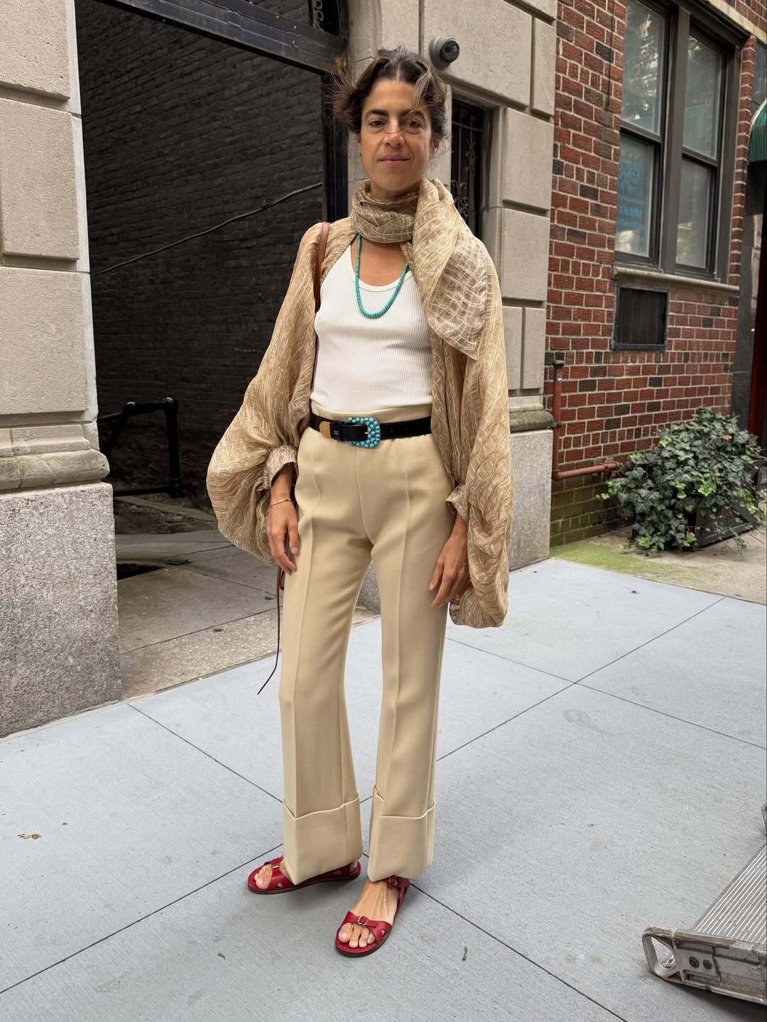 Леандра Медин учит правильно расставлять бирюзовые фэшн-акценты — при помощи драгоценных бус и сверкающей пряжки ремешка