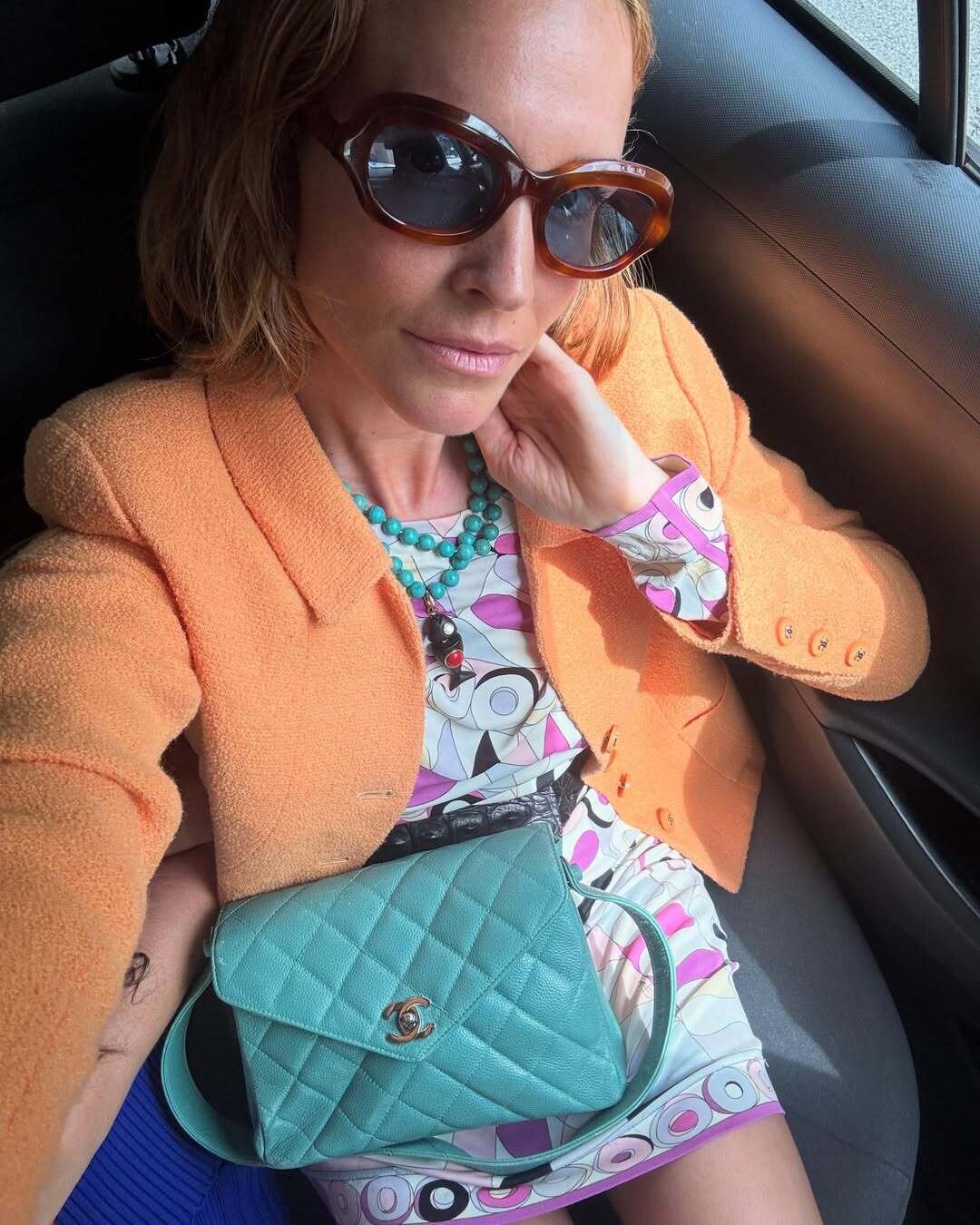 Бланка Миро согласна с Леандрой Медин, что бусы из бирюзы — отличное украшение сезона, но вместо однотонного стейтмент-ремешка дополняет драгоценное