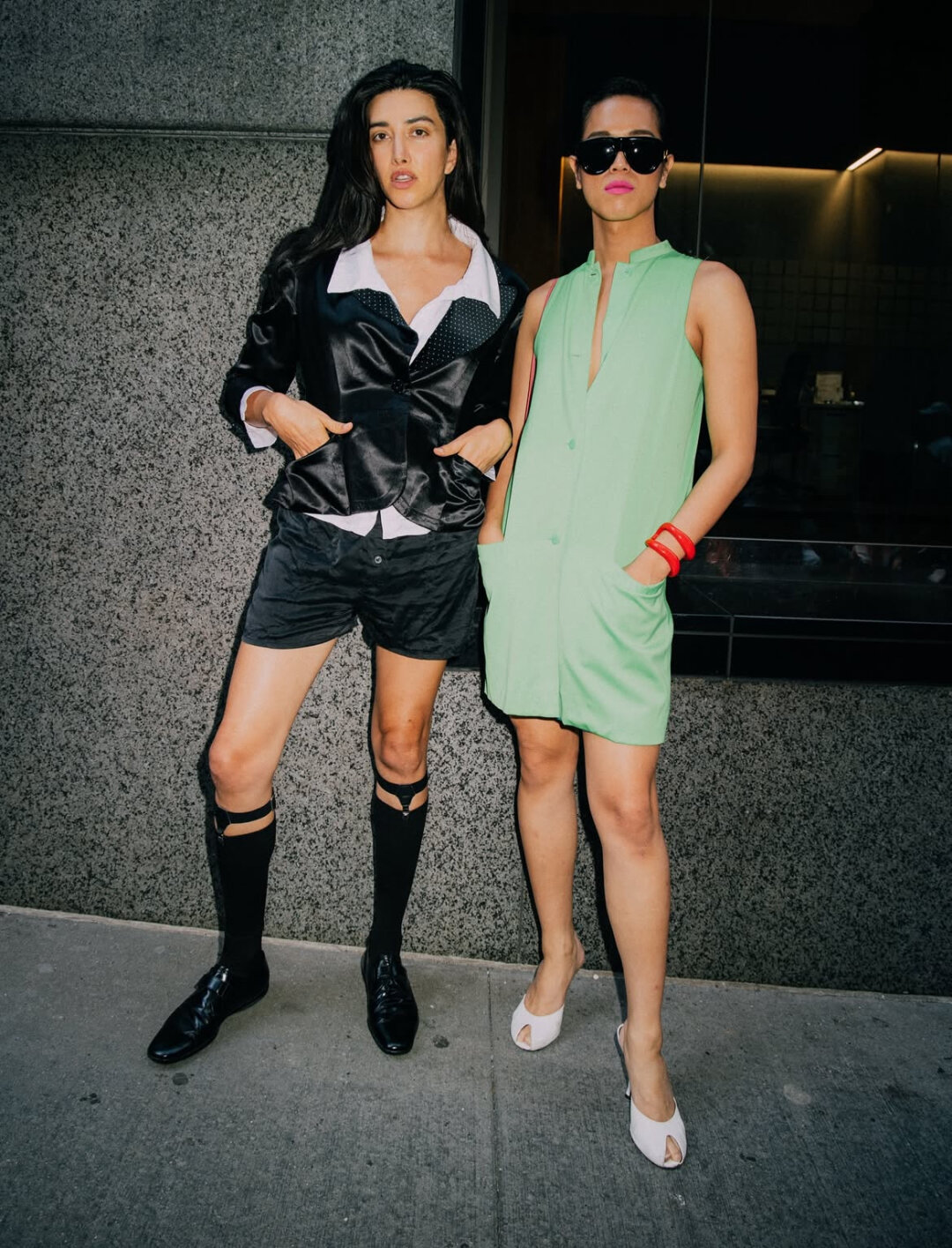 Фэшн-директор Interview Дара Аллен знает толк в свэге — миксуем бирюзовое tradwife-платье с розовой бимбо-помадой, красным браслетом и белоснежными