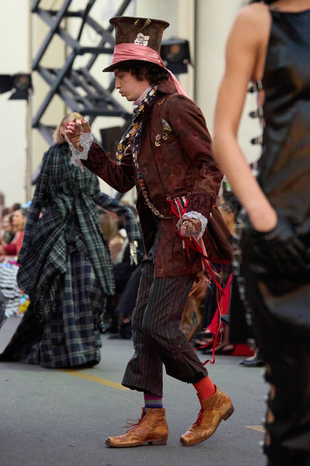 Коди Смит-Макфи в образе Безумного Шляпника из "Алисы в стране чудес"