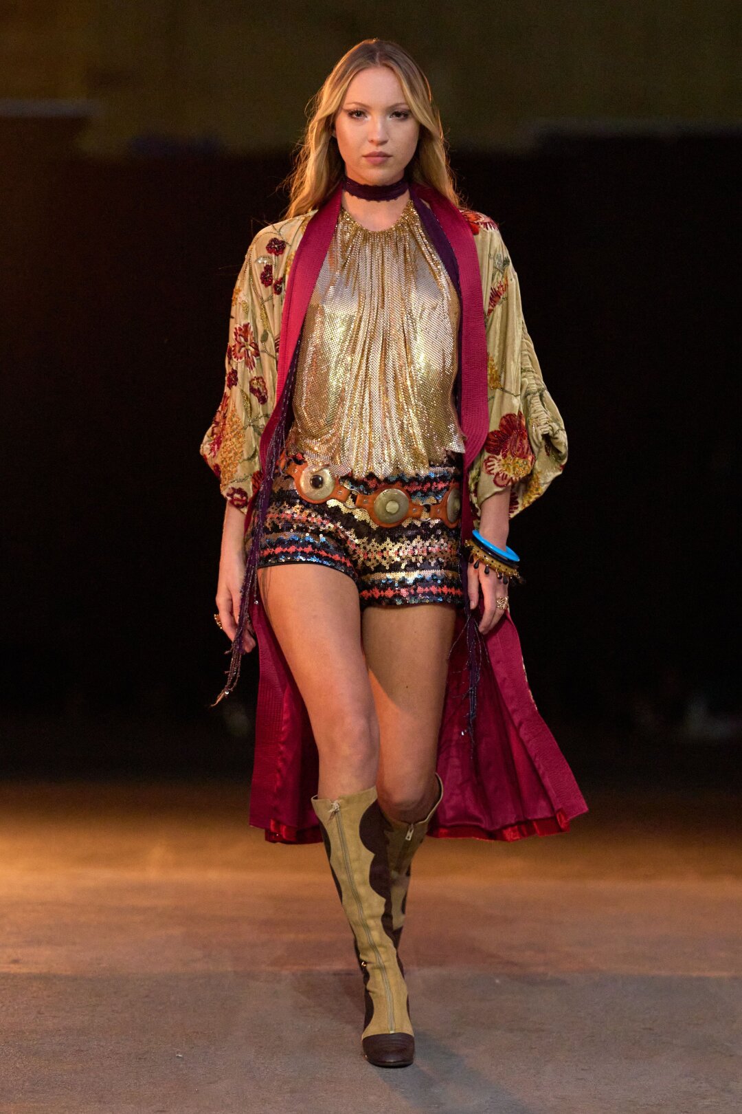 Лила Мосс в накидке Valentino, архивных вещах Warner Bros и украшениях Chrome Hearts