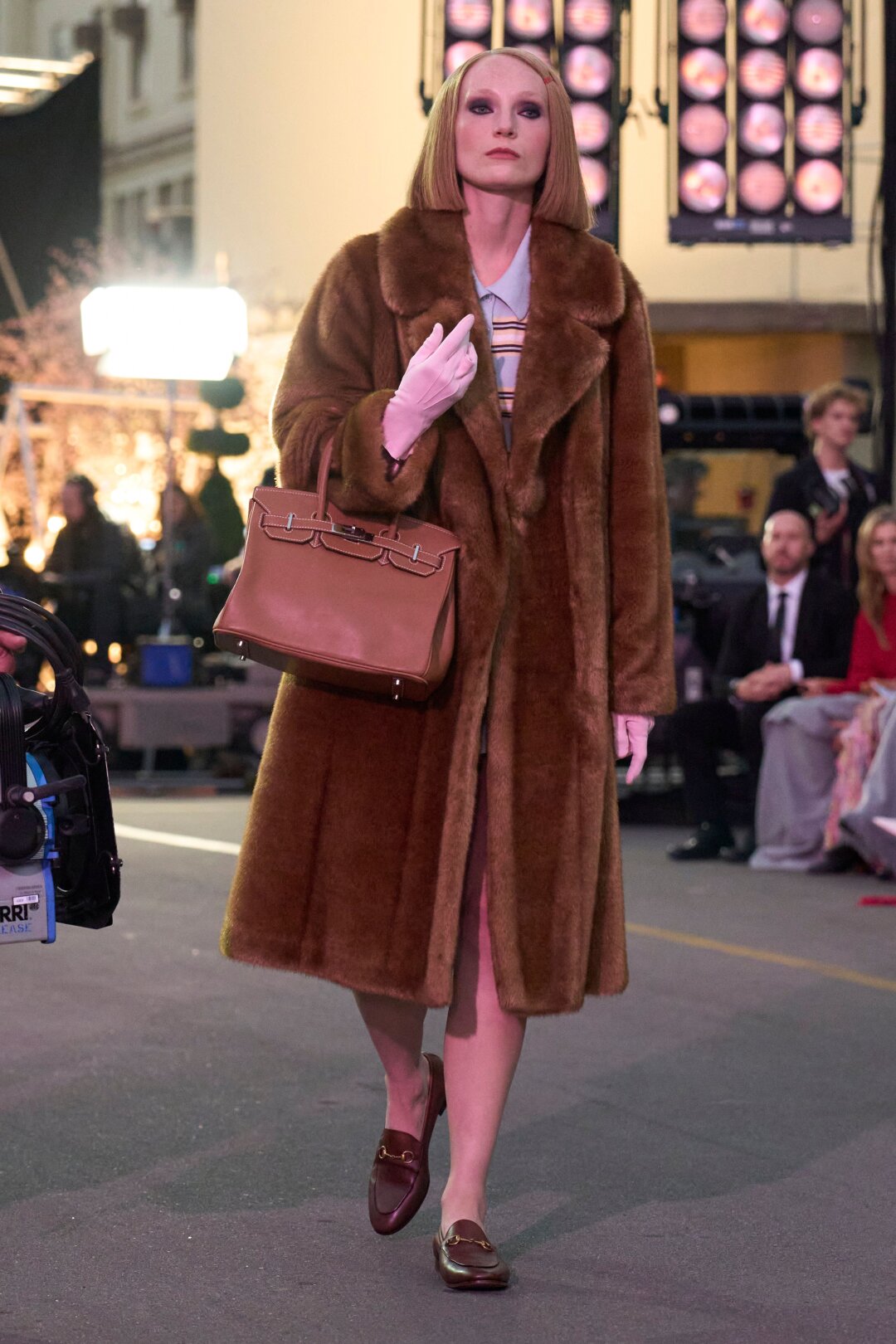 Оммаж Марго Тененбаум из фильма Уэса Андерсона