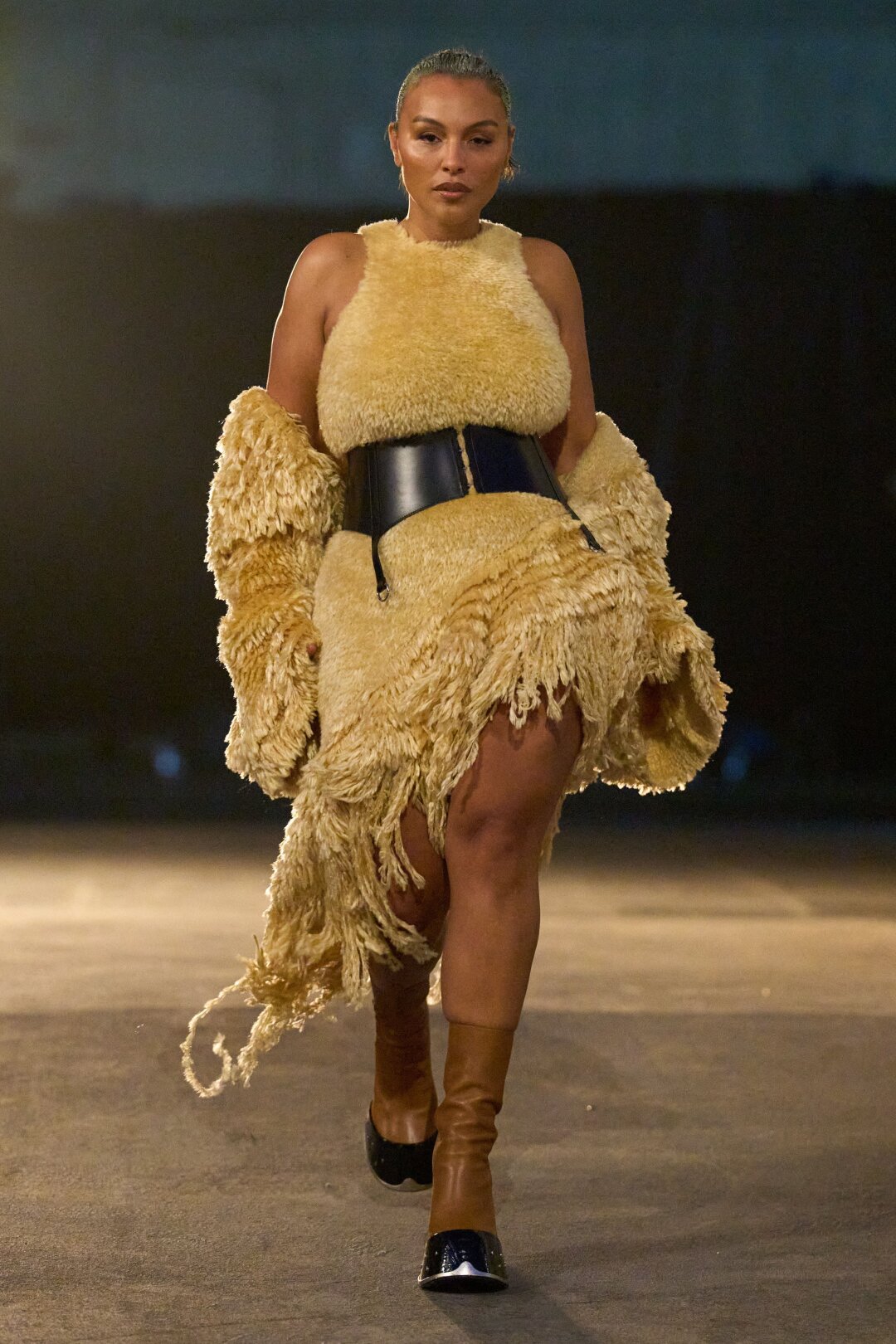 Палома Эльсессер в платье Schiaparelli и копытцах Alexander McQueen