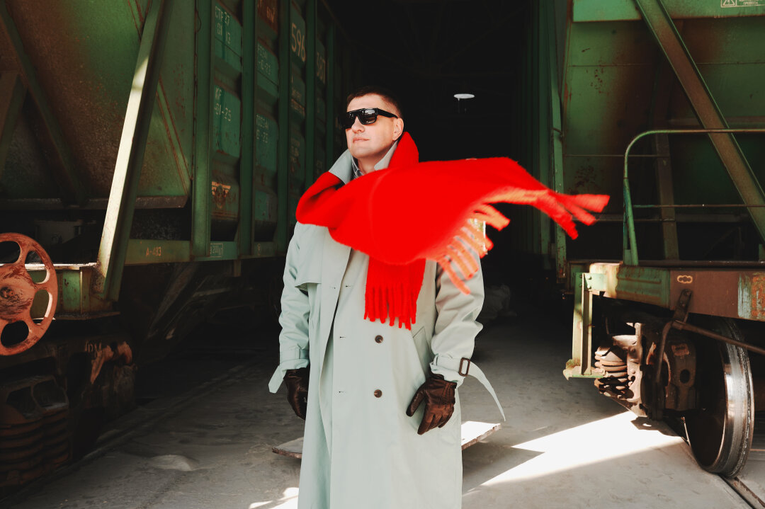 Тренч RE, джинсы и куртка BEFREE, шарф ZARINA, очки GUCCI (ОПТИКА OPTIMA)