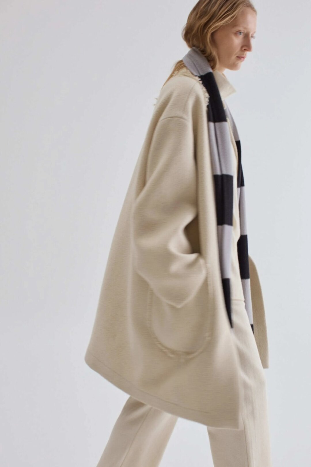 Шарф «Линии», 17 800 руб.