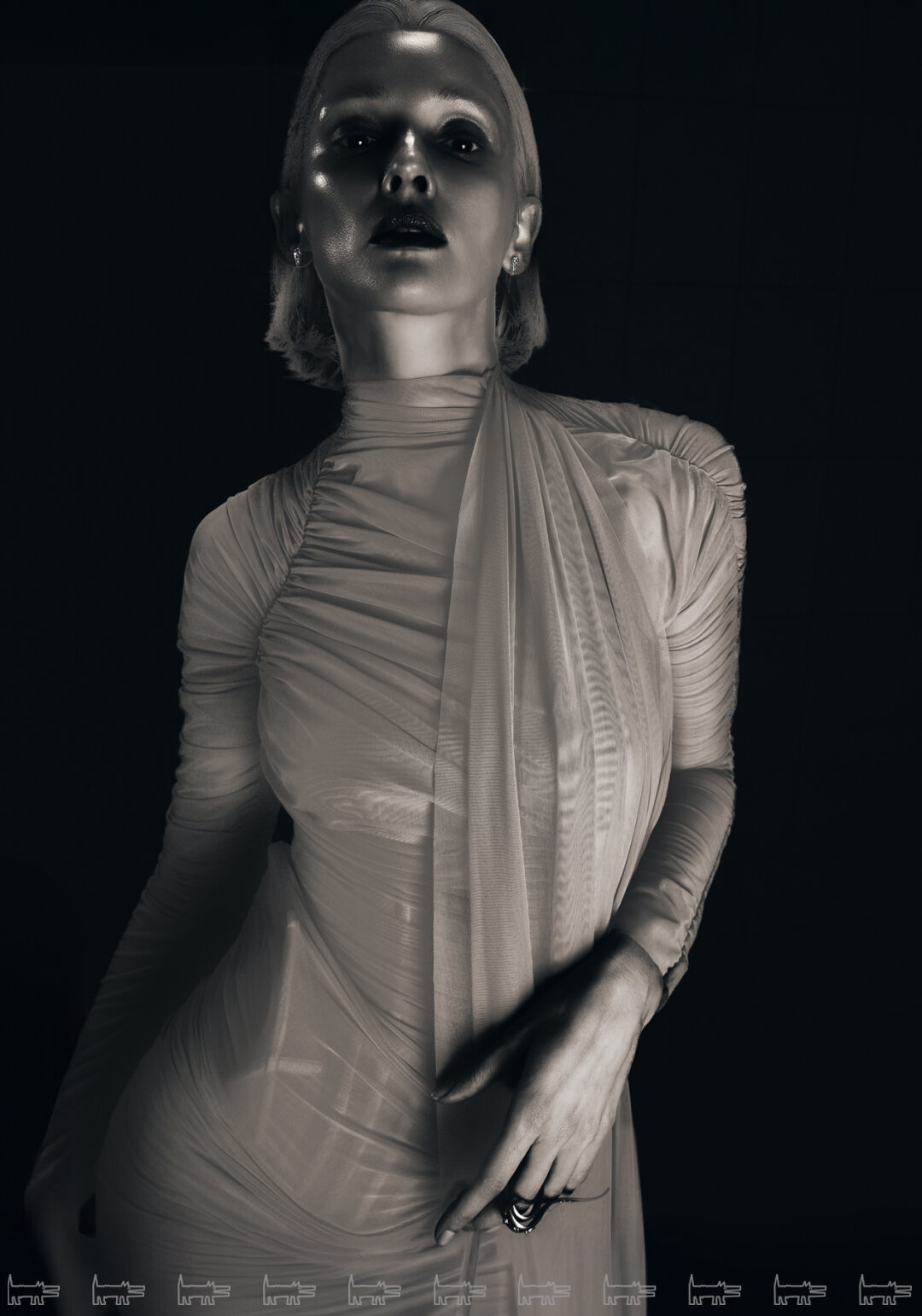 Кольца «Маковая росинка» из коллекции высокого ювелирного искусства «Волшебные сказки» POSIÉ, серьги POSIÉ, платье и чулки SAY NO MORE