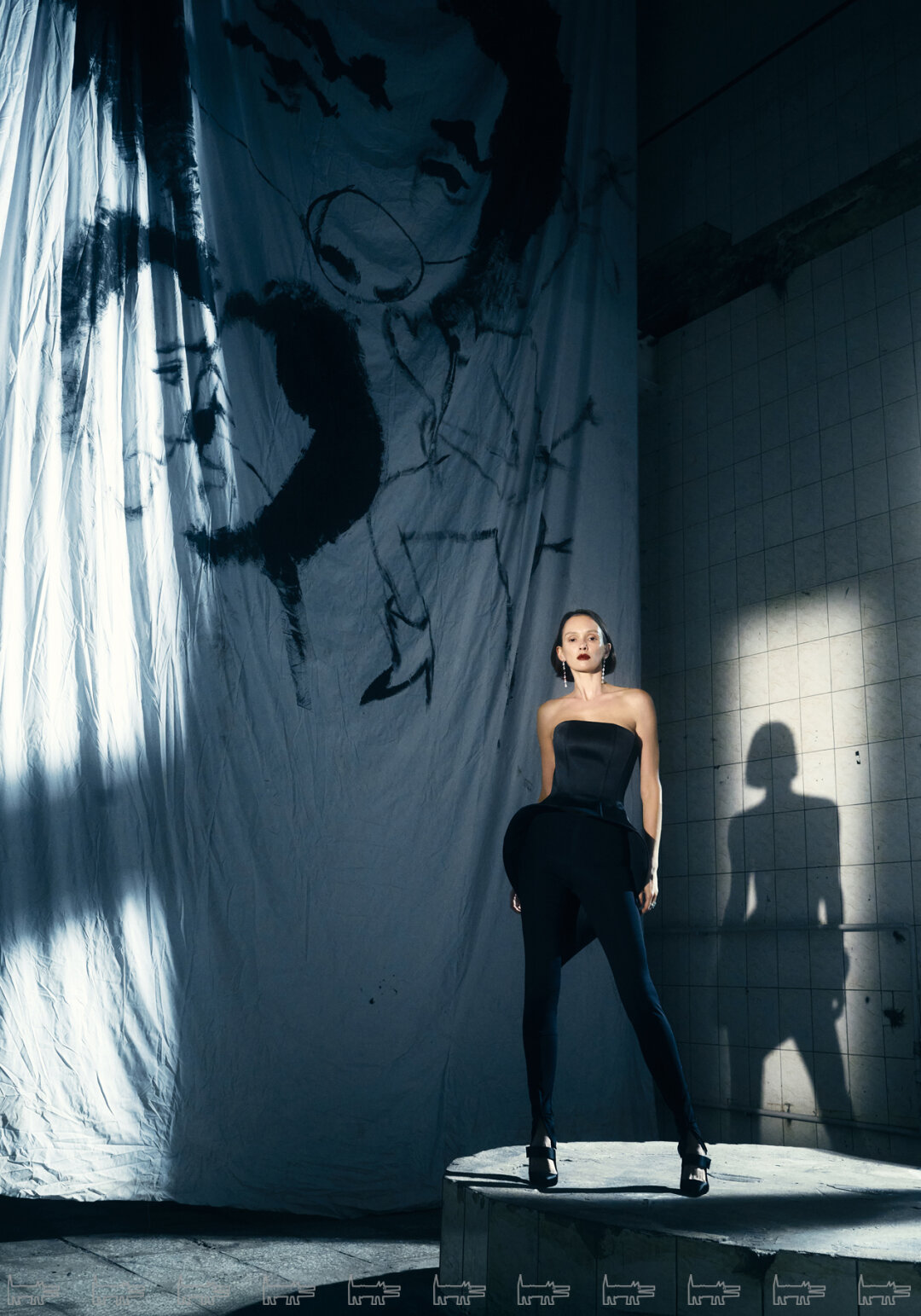 Серьги и кольца POSIÉ, корсет ATELIER BISER, брюки AUTENTIMENTS, обувь PARIS TEXAS (ДЛТ) Полотно Анастасии Антиповой «Подойти нету сил, а в стороне не