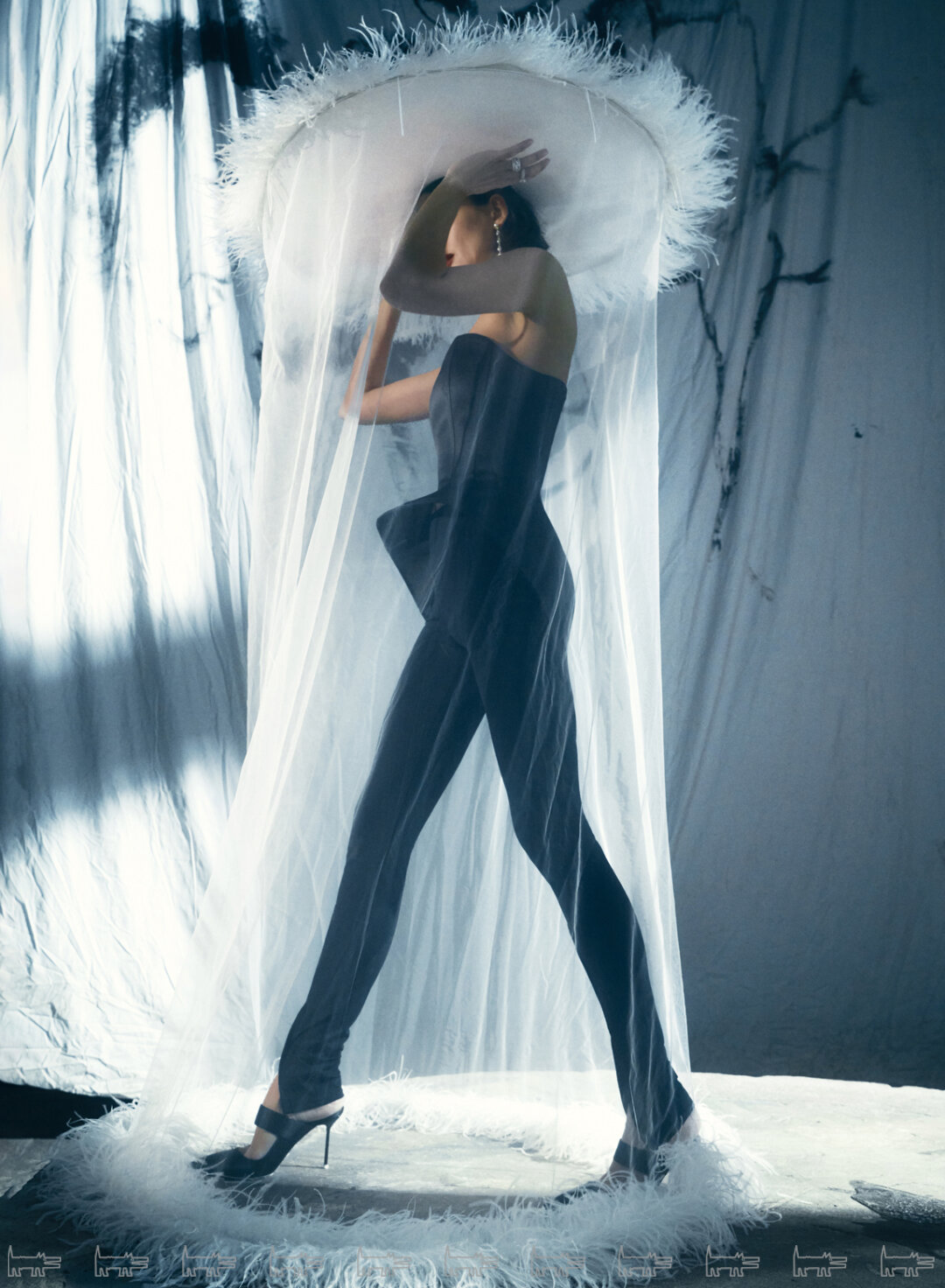 Серьги и кольца POSIÉ, корсет и шляпа ATELIER BISER, брюки AUTENTIMENTS, обувь PARIS TEXAS (ДЛТ)