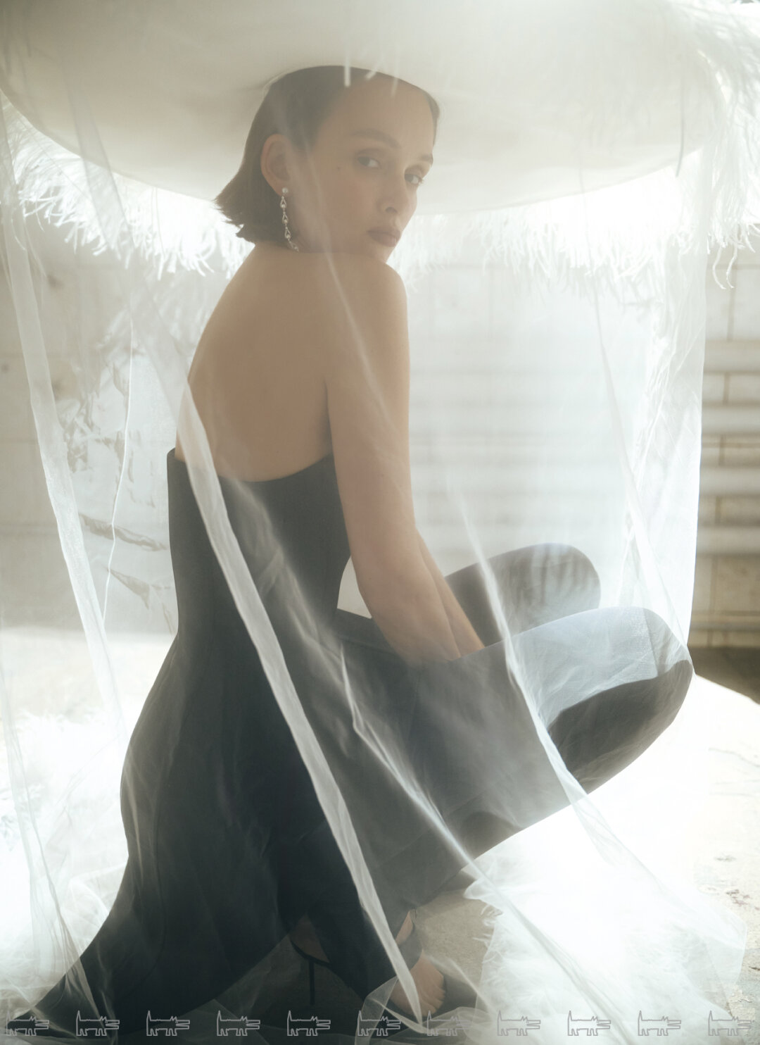 Серьги и кольца POSIÉ, корсет и шляпа ATELIER BISER, брюки AUTENTIMENTS, обувь PARIS TEXAS (ДЛТ)