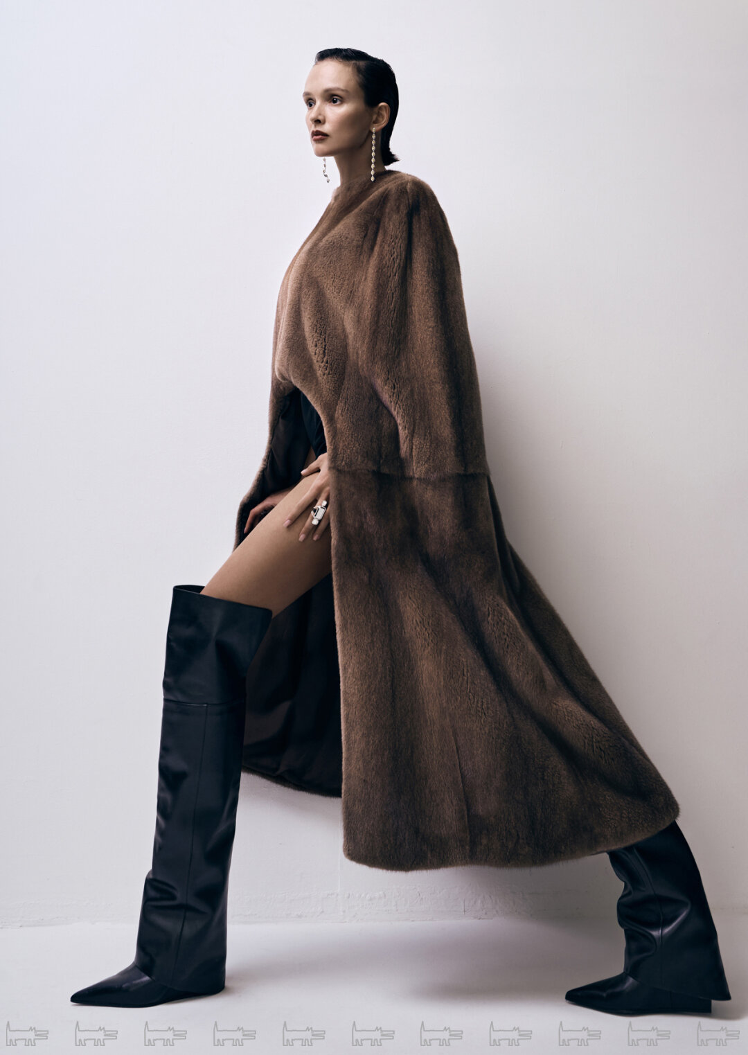 Кольцо «Живая вода» из коллекции высокого ювелирного искусства «Волшебные сказки» POSIÉ, кольцо и серьги POSIÉ, кейп RUBAN, шорты DOLCE & GABBANA (ДЛТ