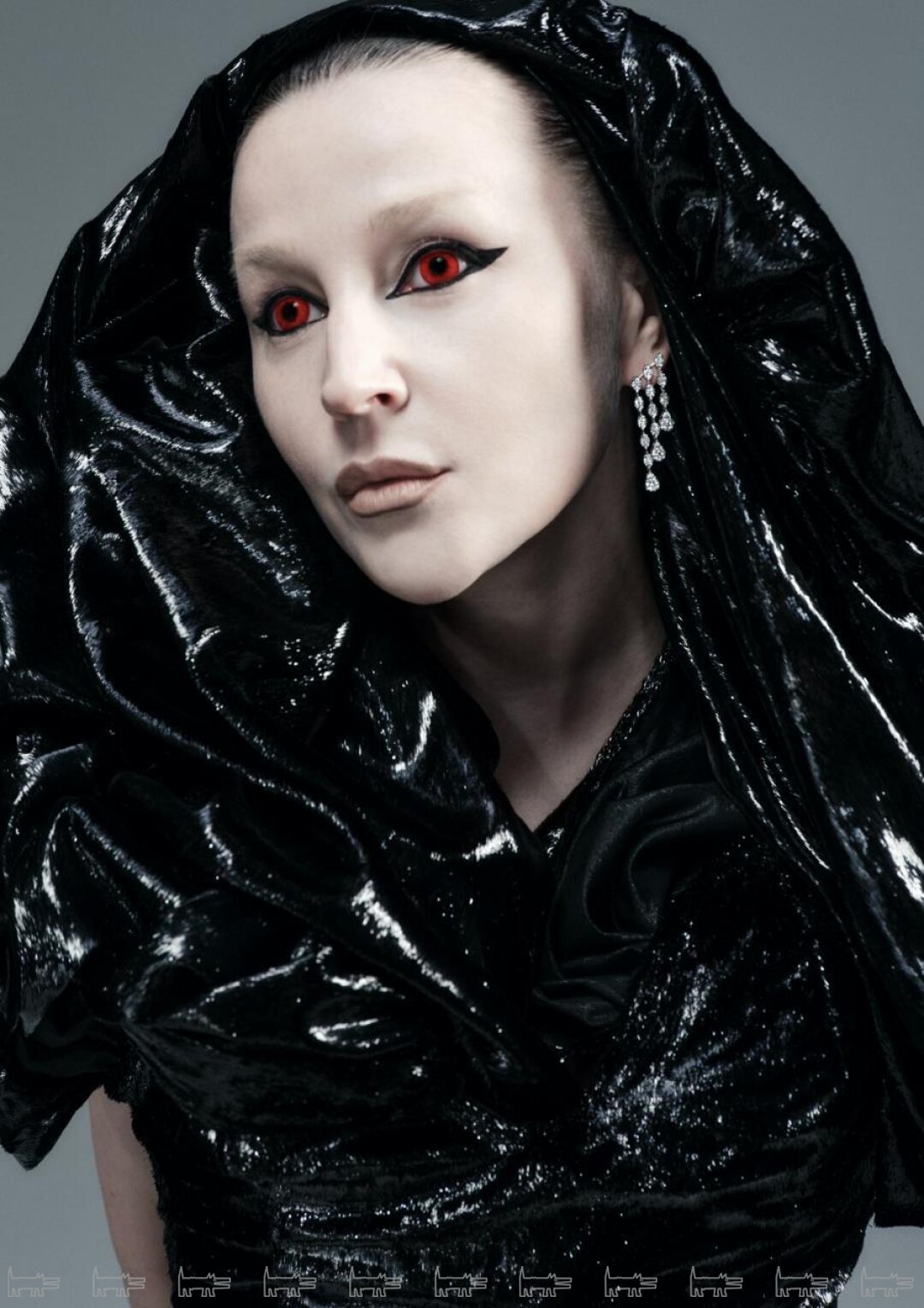 Серьги с бриллиантами из коллекции Le Chic MIUZ DIAMONDS, платье CANACH