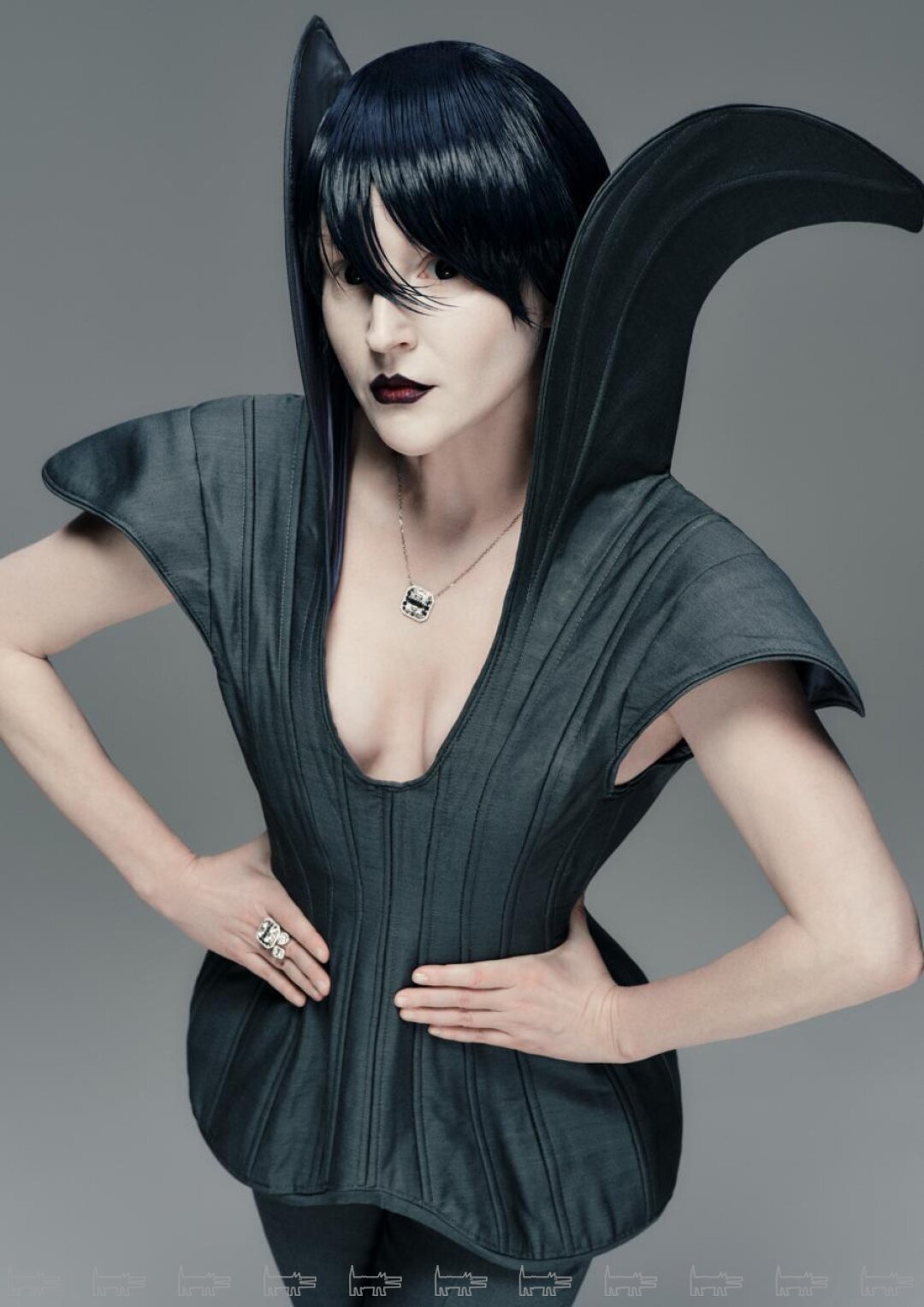 Колье и кольцо c бриллиантами из коллекции Le Chic MIUZ DIAMONDS, костюм EVA KARPENKO